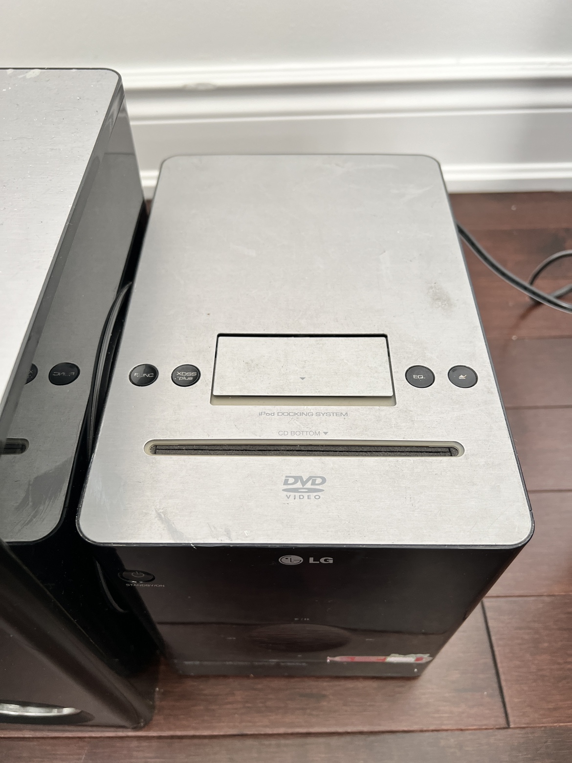 Perfect condition LG stereo system. Perfect for bedroom. - photo 3