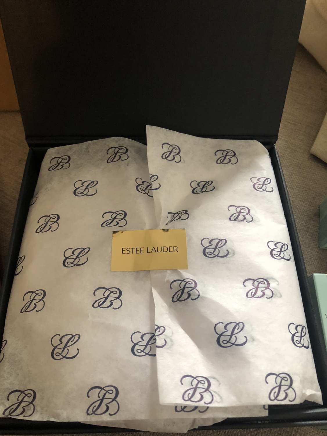 NEW Estée Lauder gift pack image indicator(2)