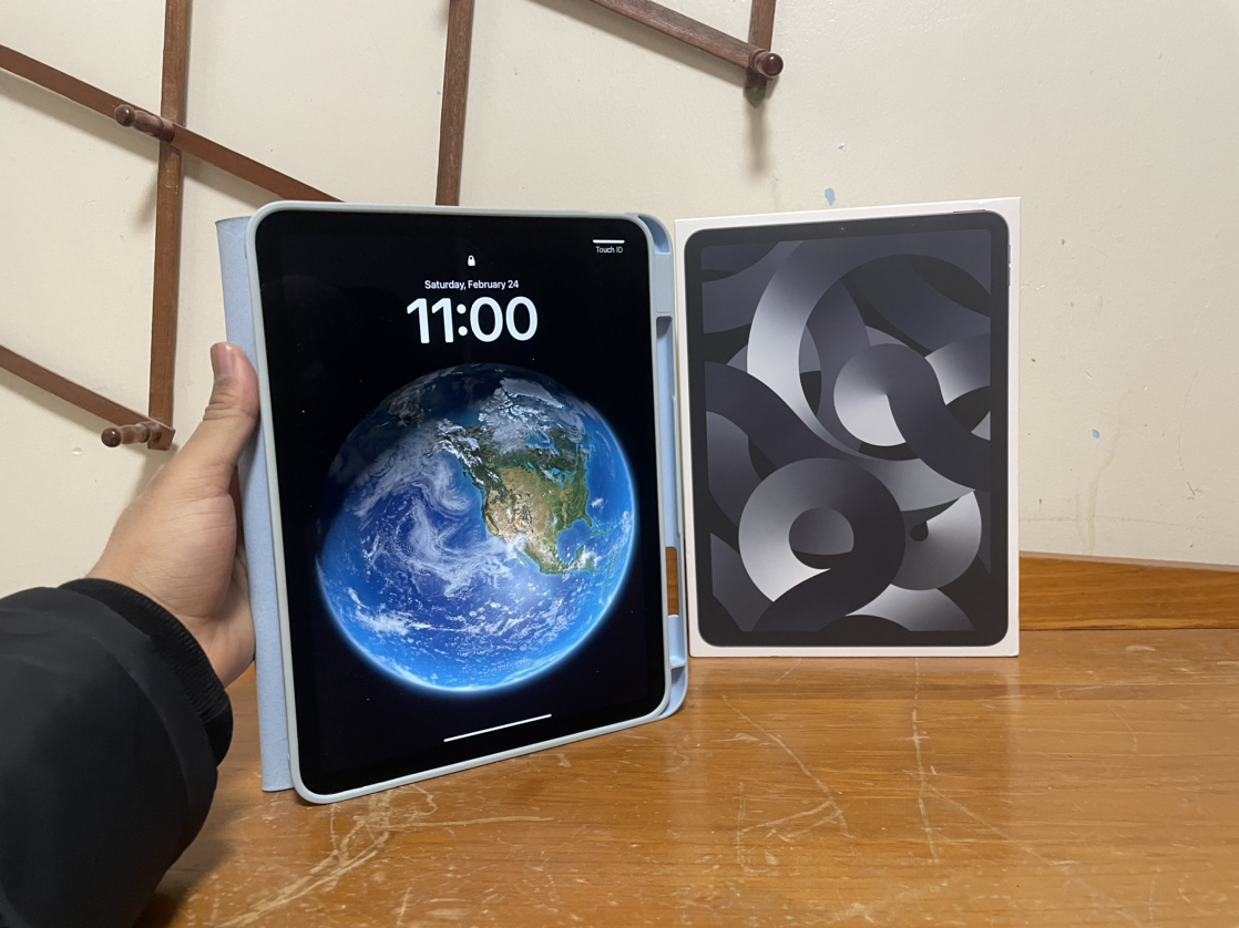 Excellent - IPad Air 5 M1 64GB, w/ Case, Box, Charger