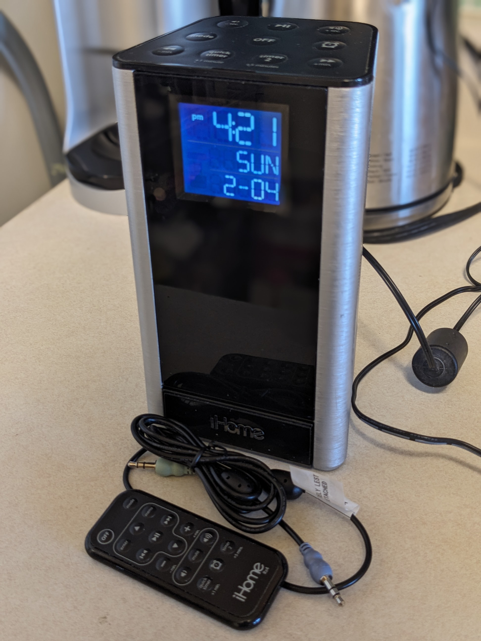 iHome - iPod/(old)iPhone music dock/radio image indicator(2)