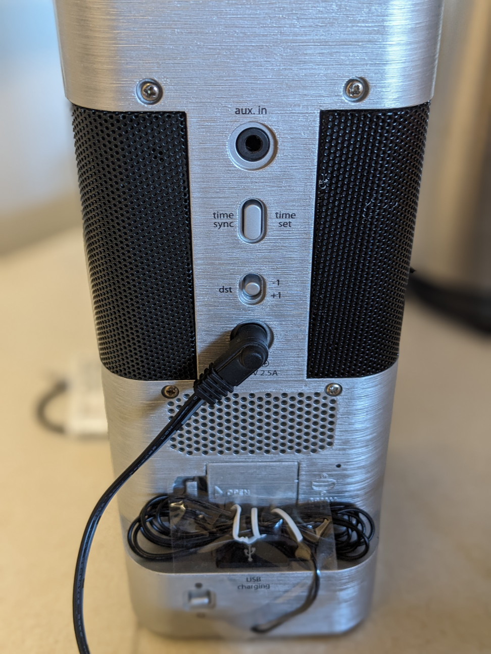 iHome - iPod/(old)iPhone music dock/radio image indicator(3)