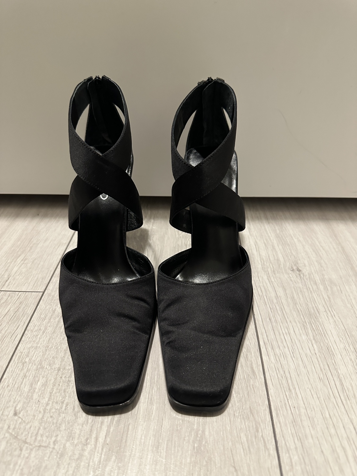 Black satin heel image indicator(3)