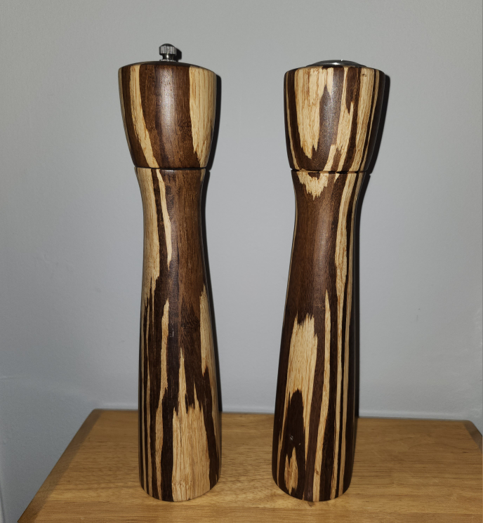 VINTAGE SOLID WOOD SALT SHAKER & PEPPER MILL SET 🤎🏈 thumbnail