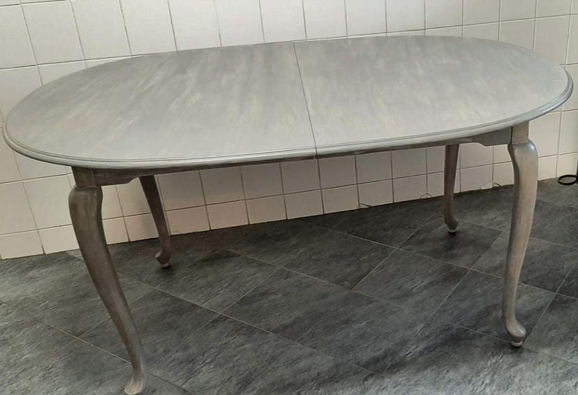 Oval table 🥕