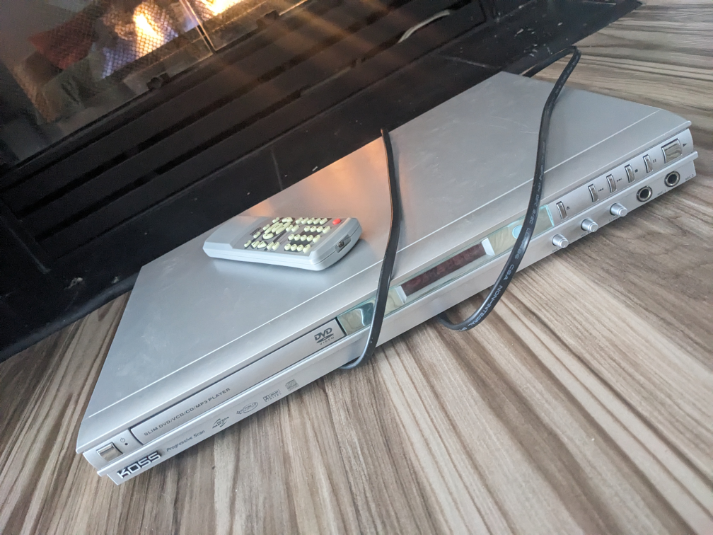 DVD/ Blue Ray player + Remote thumbnail