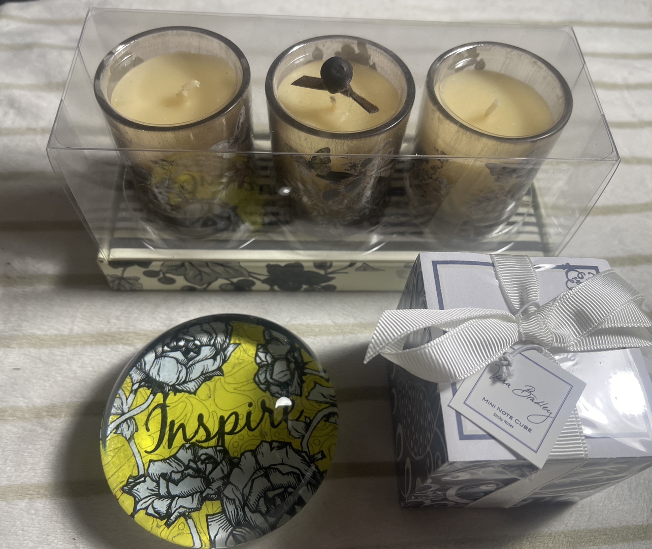 🥕 3 gifts - Candles, Vera Bradley note cube, Inspire paperweight - photo 5