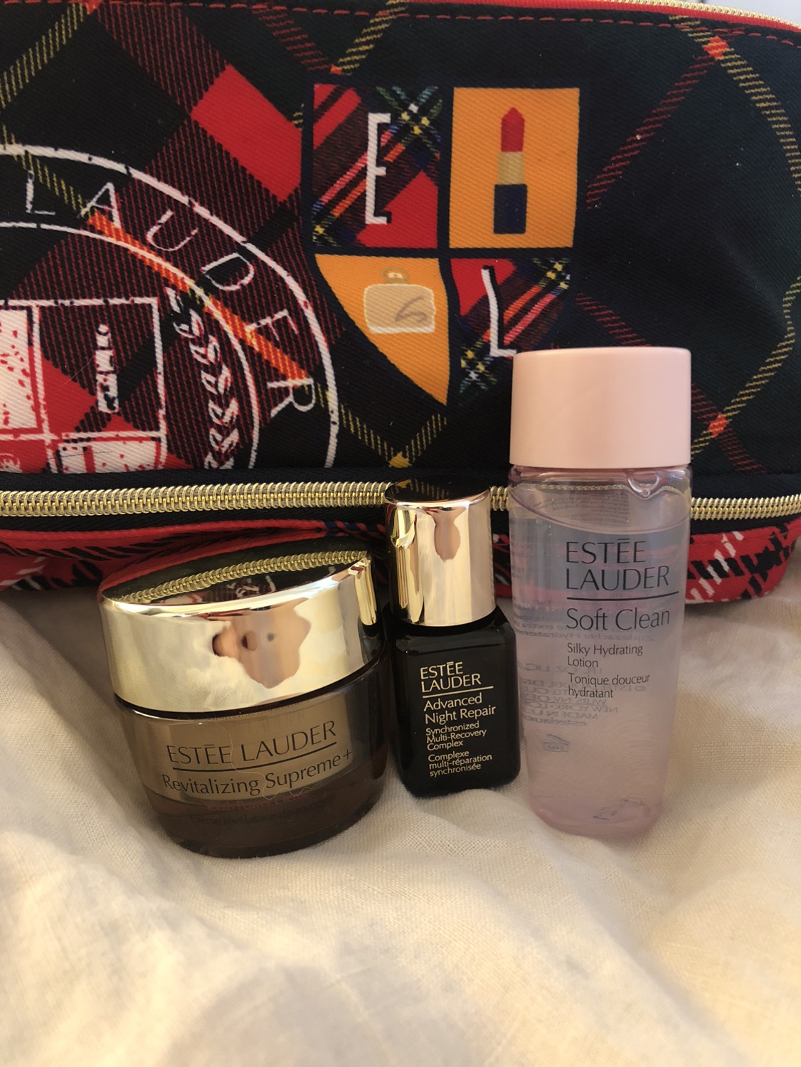 Estée Lauder gift pack, cream and makeup bag image indicator(2)