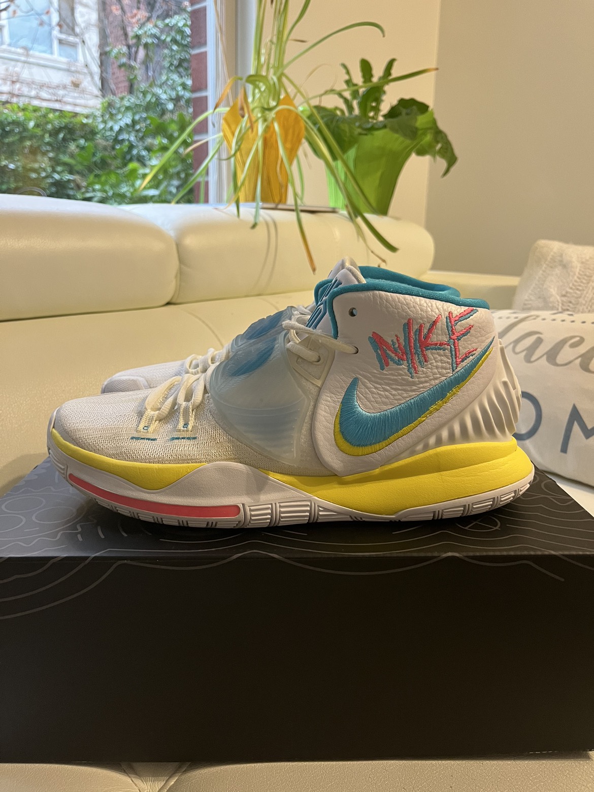 NIKE KYRIE 6 BASKETBALL SHOES (Men’s 10 US) image indicator(5)