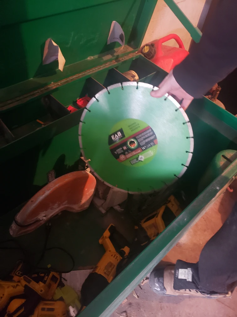concrete saw with new blade - photo 2