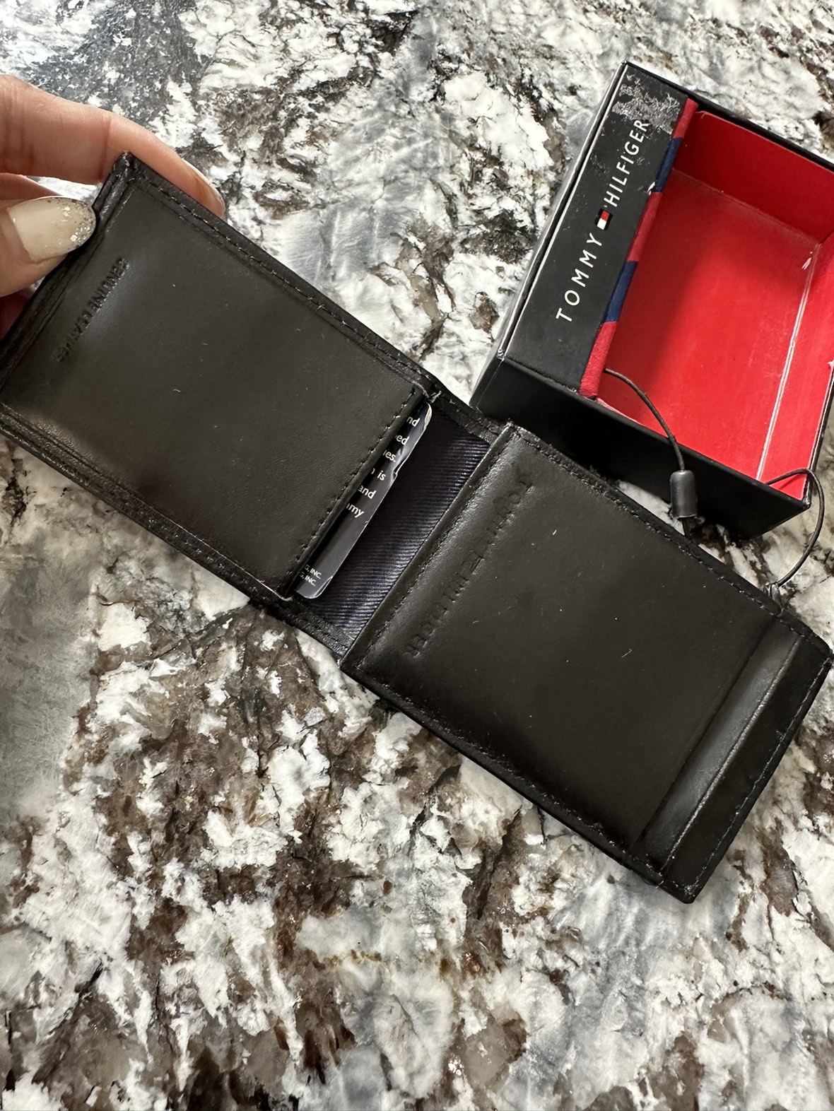 Tommy Hilfiger Slim Mens Leather Wallet with Magnetic Closure - photo 2