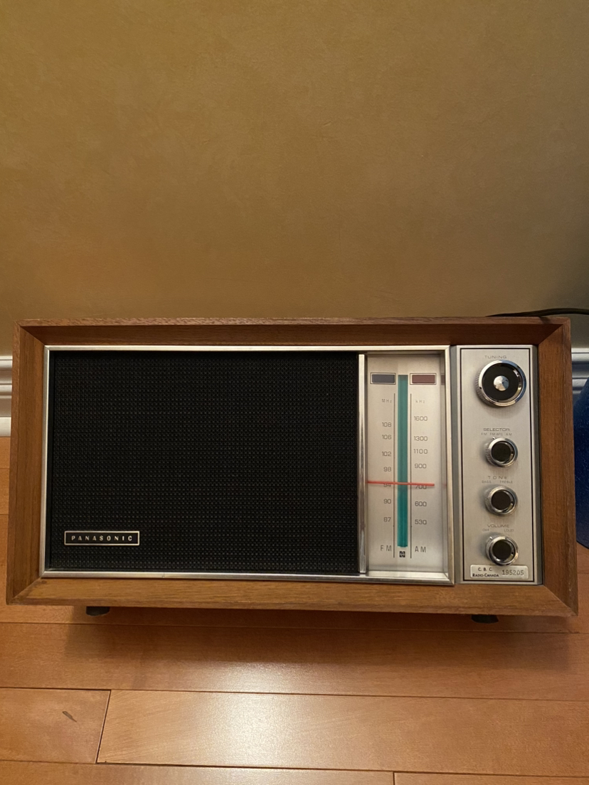 Vintage Panasonic 1975 wood encased AM/FM radio🥕🥕 thumbnail