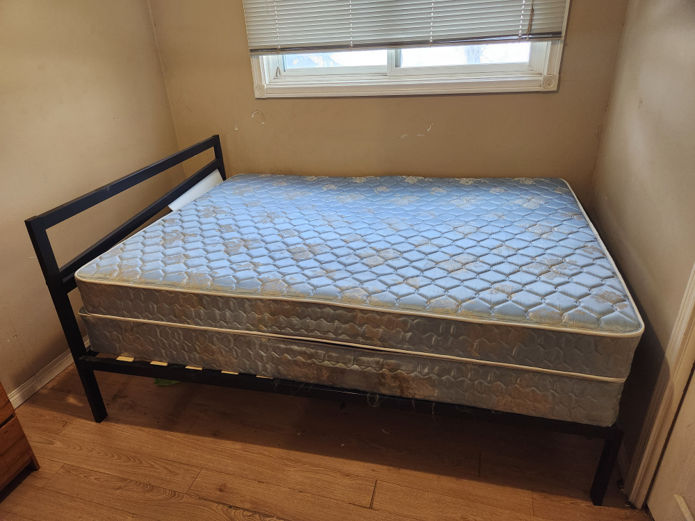 queen size bed, matrees frame and boxspring - photo 3