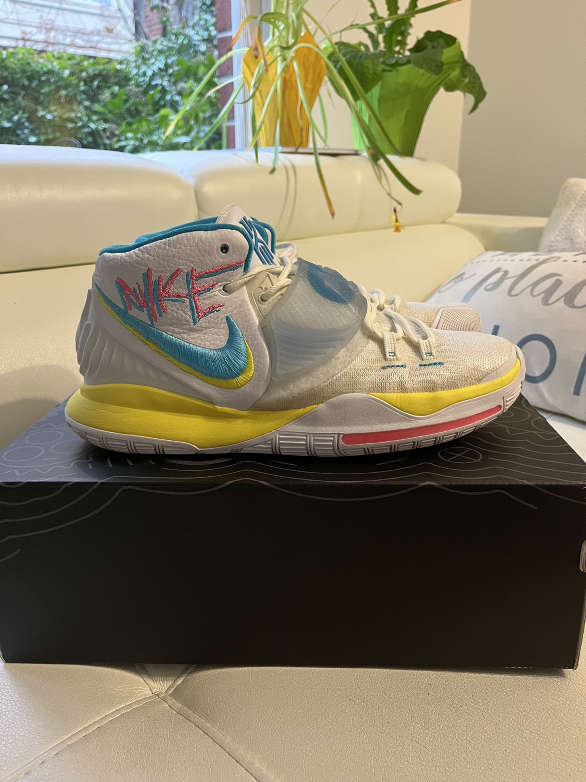 NIKE KYRIE 6 BASKETBALL SHOES (Men’s 10 US) image indicator(2)