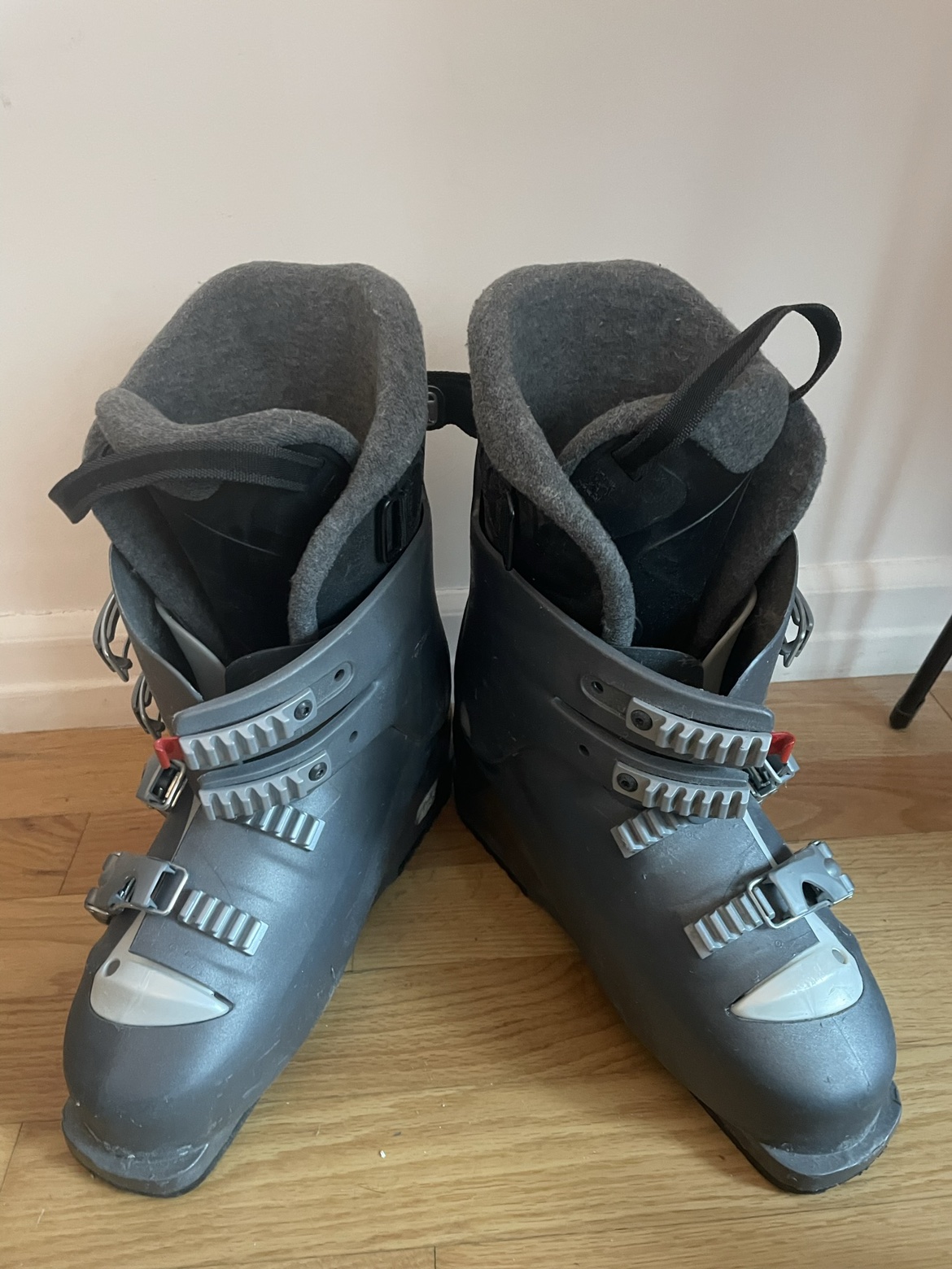 Free women’s ski boots - size 9