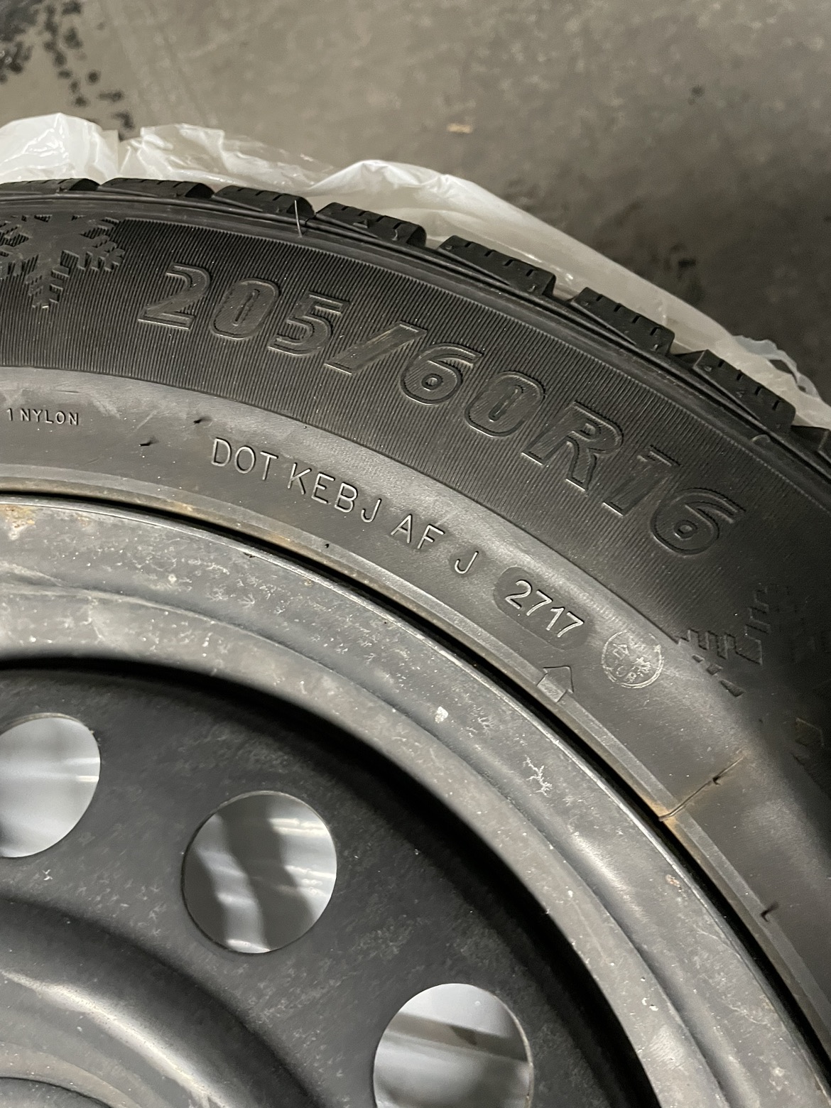 4x Winter tires with steel  rims  205/60R 16 Radial