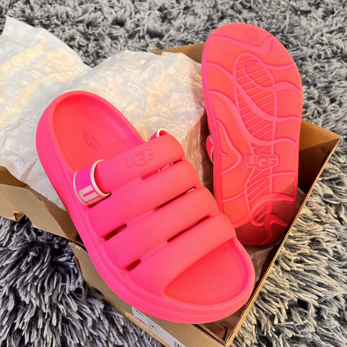 Ugg Sport Yeah in Hot Pink! Women’s Size 5