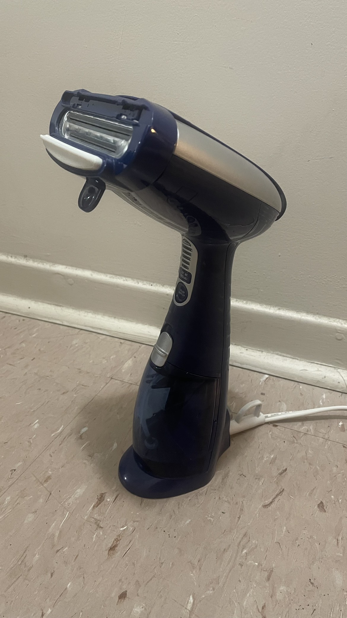 HANDHELD FABRIC STEAMER