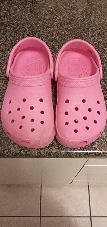girls pink crocs size 1