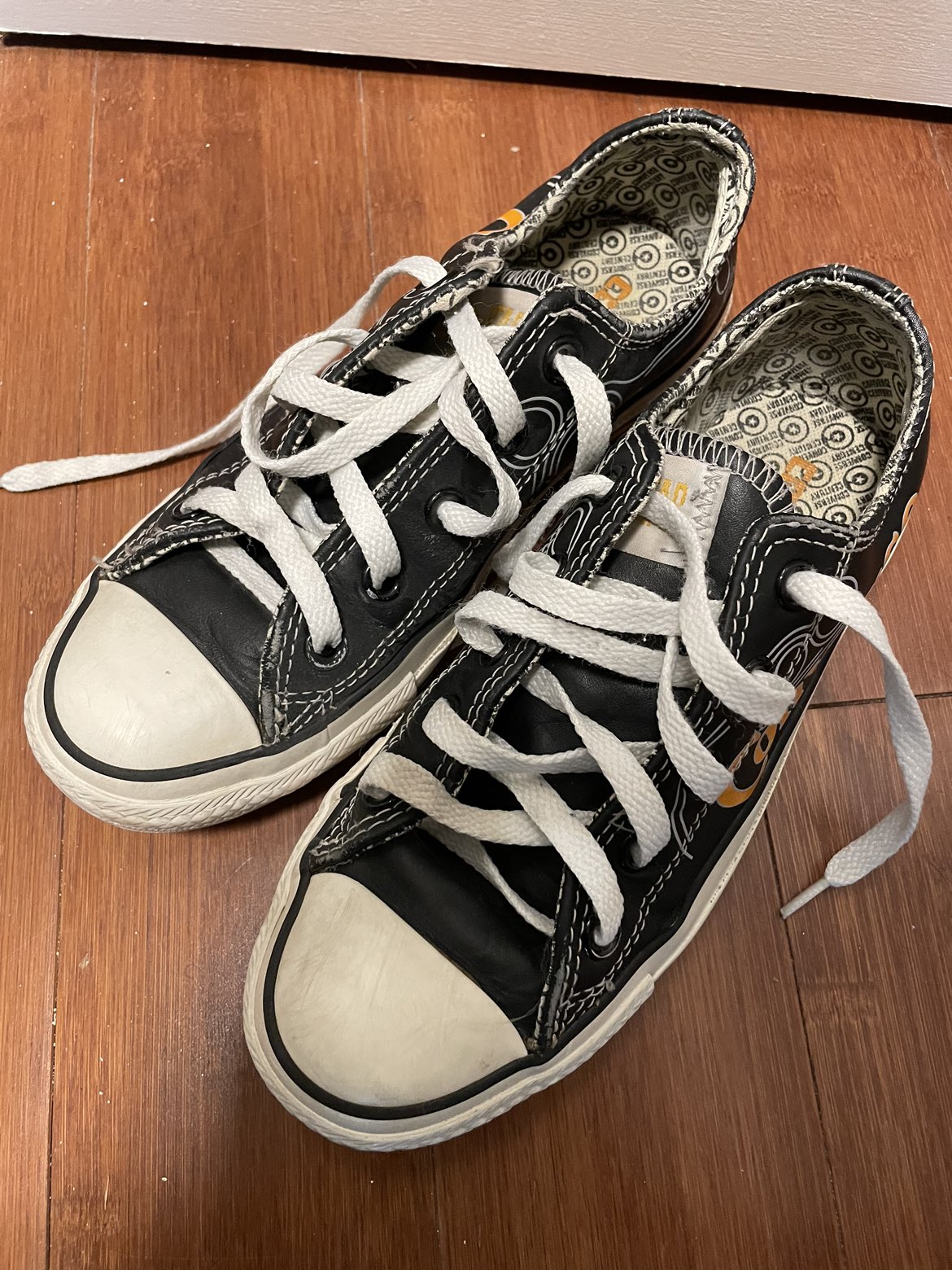 Black Leather Low Top Converse (5.5 Women's) thumbnail
