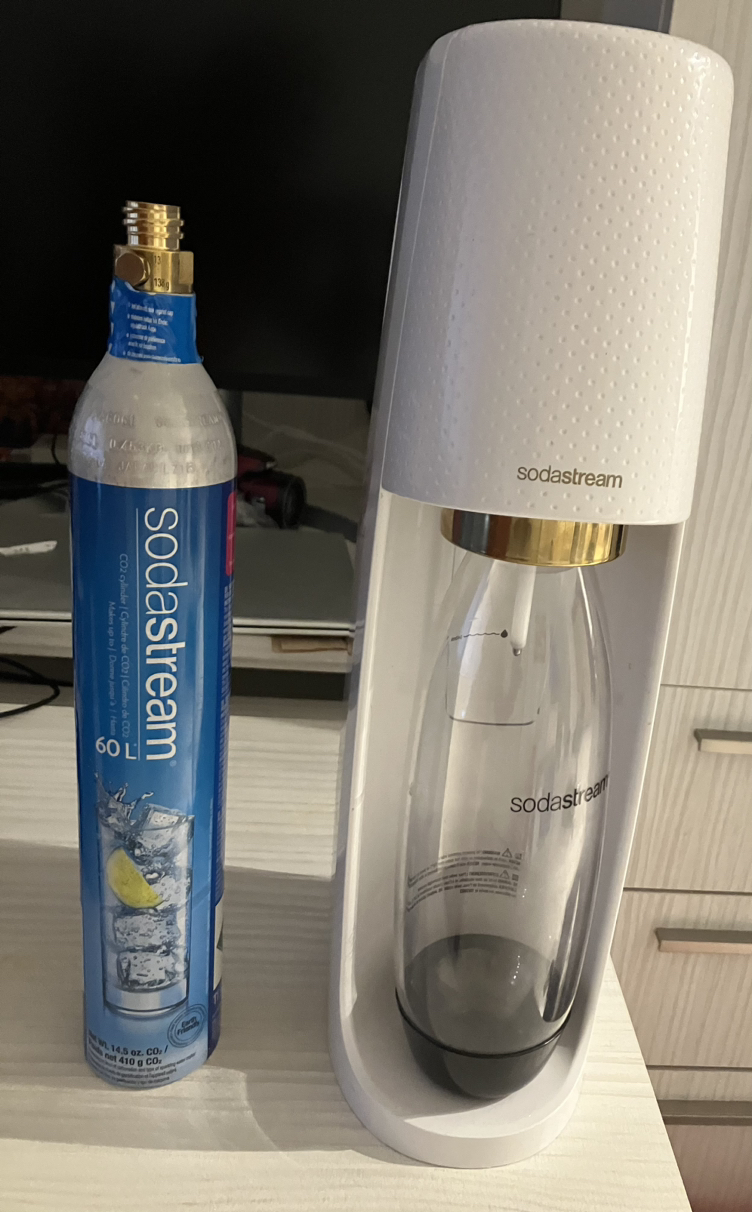 Sodastream white + co2 bottle