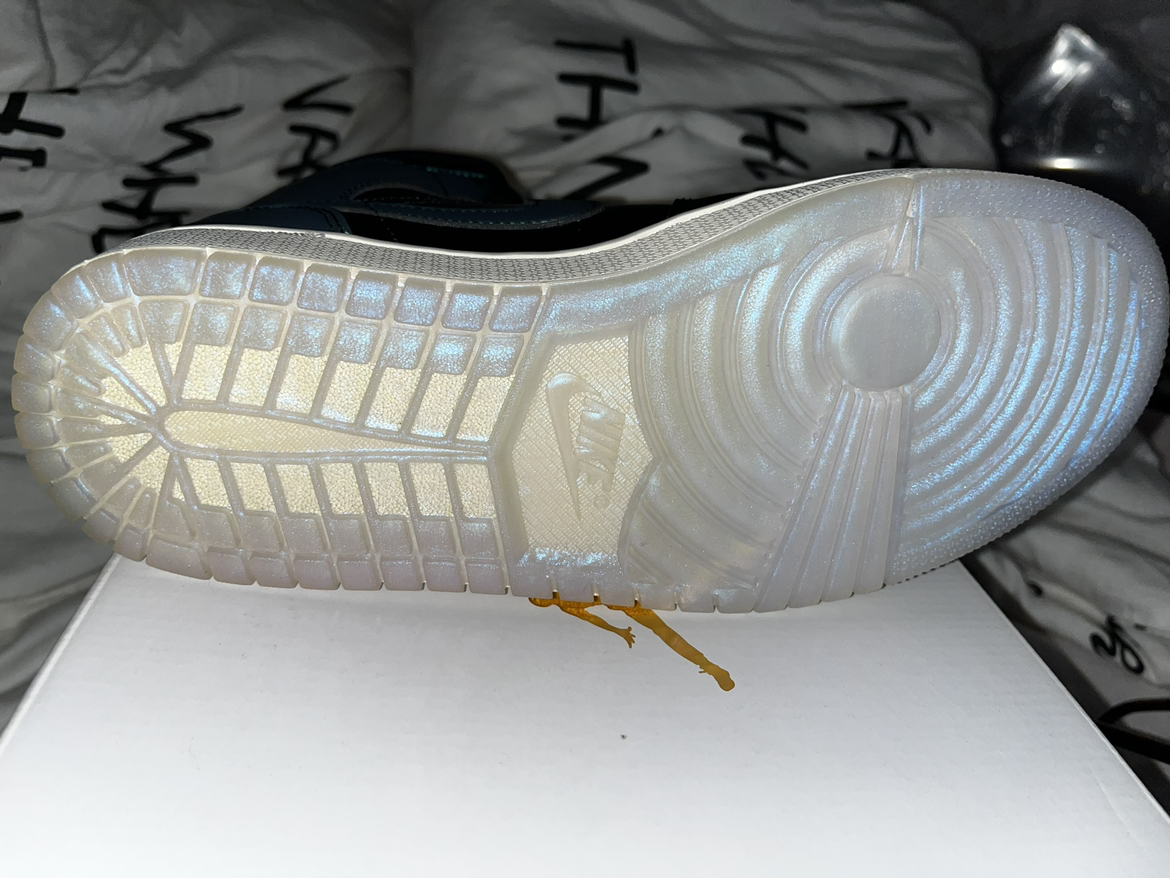 BNIB women’s Air Jordan, 1 mid metallic image indicator(8)