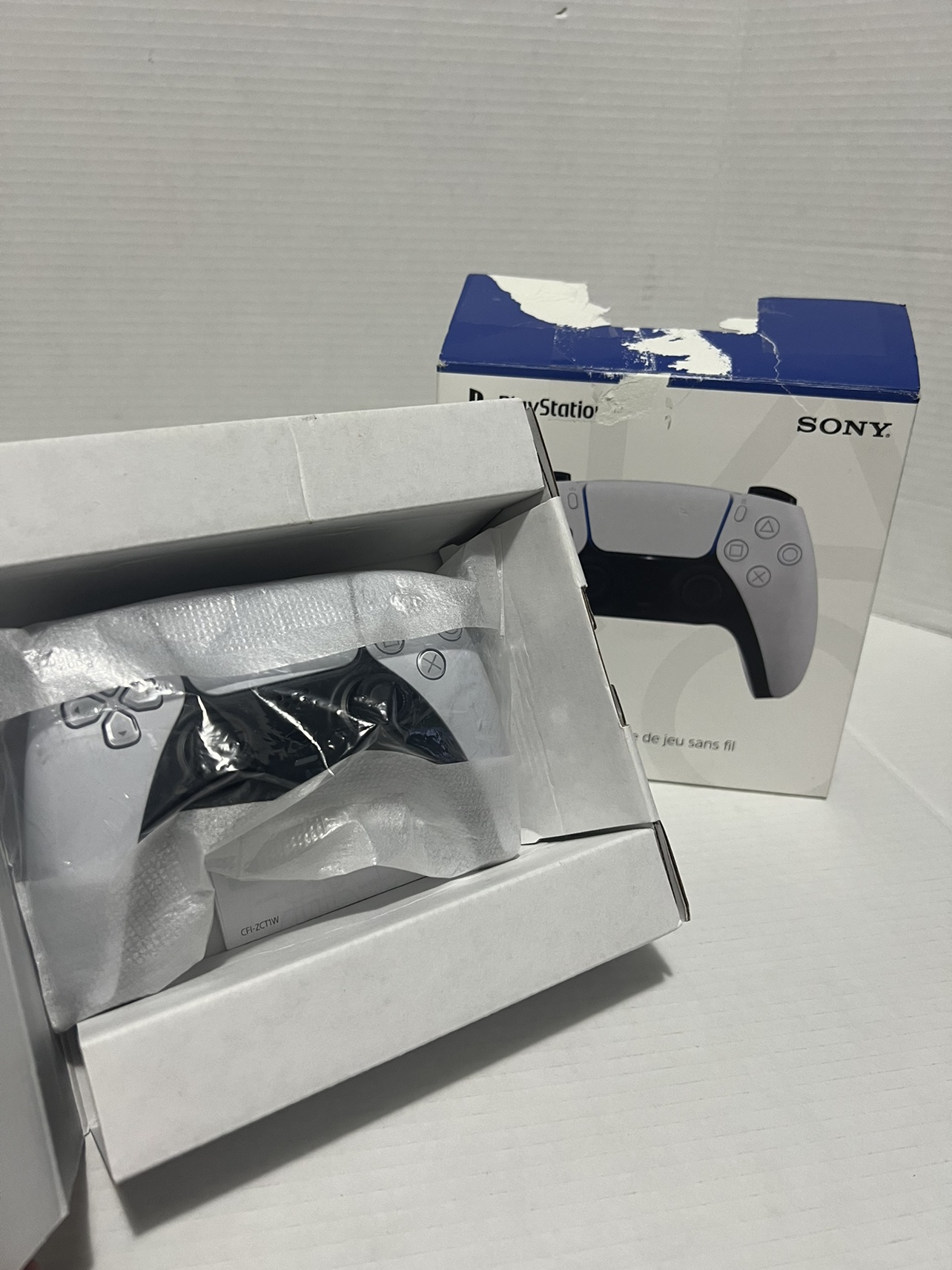 DualSense Wireless Controller - White image indicator(5)