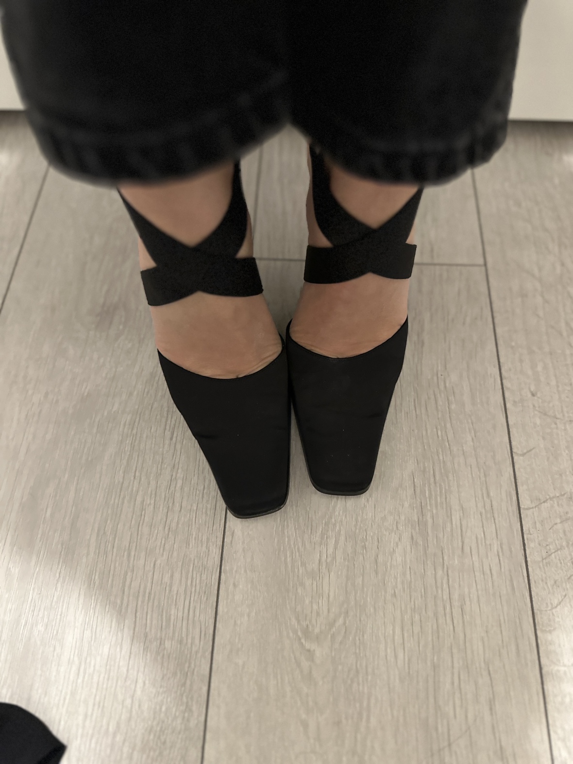 Black satin heel image indicator(2)