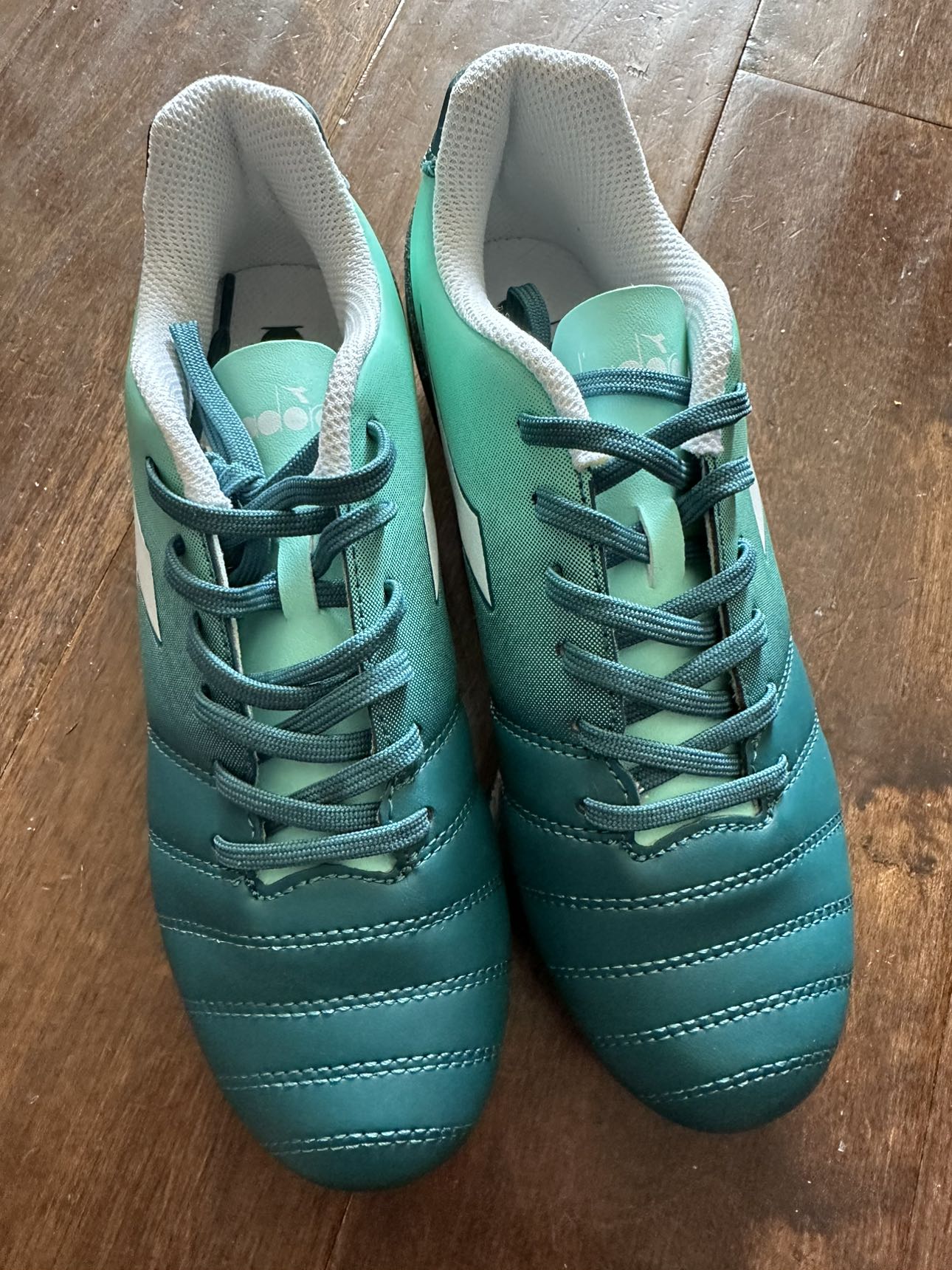Women Soccer cleats size 6 thumbnail