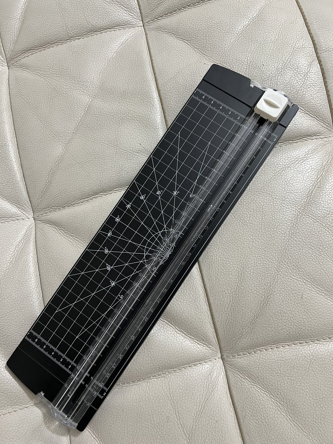 Paper cutter paper trimmer