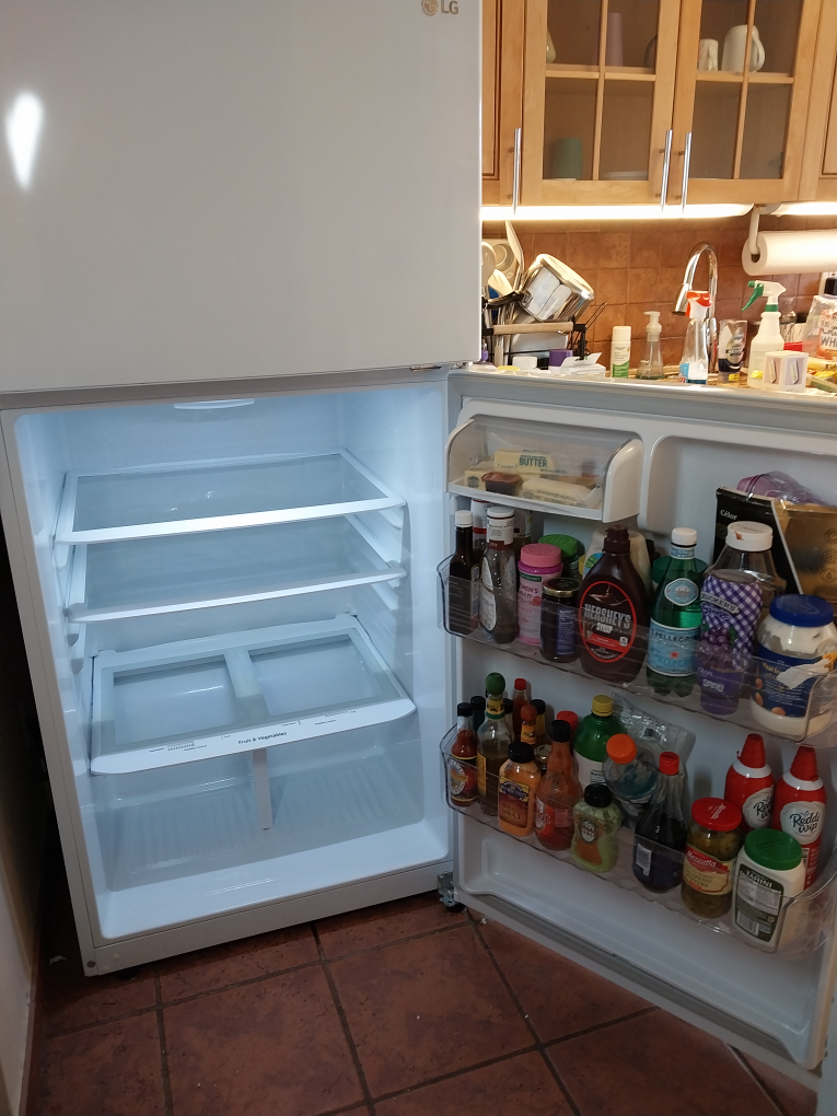 LG refrigerator.  excellent condition.  only 4 years old - photo 3
