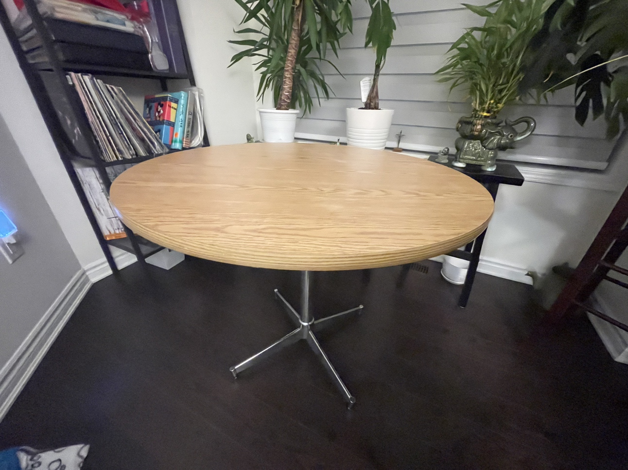 Round table with chrome legs thumbnail
