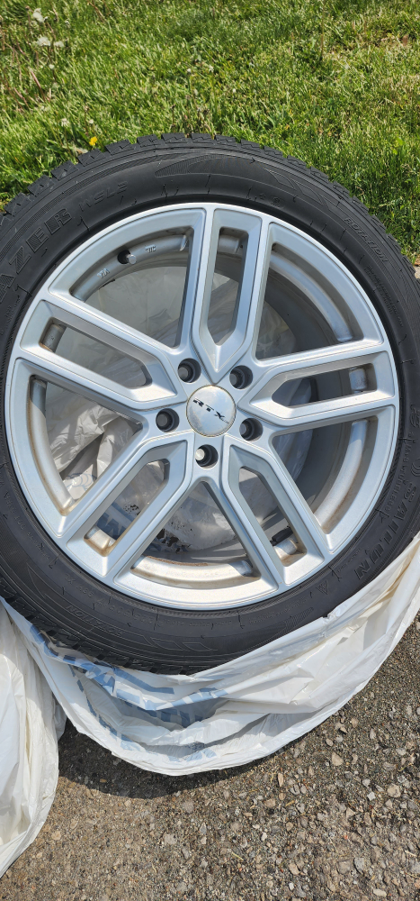 Audi Stylish Aluminum Rims and Winter Tires image indicator(2)