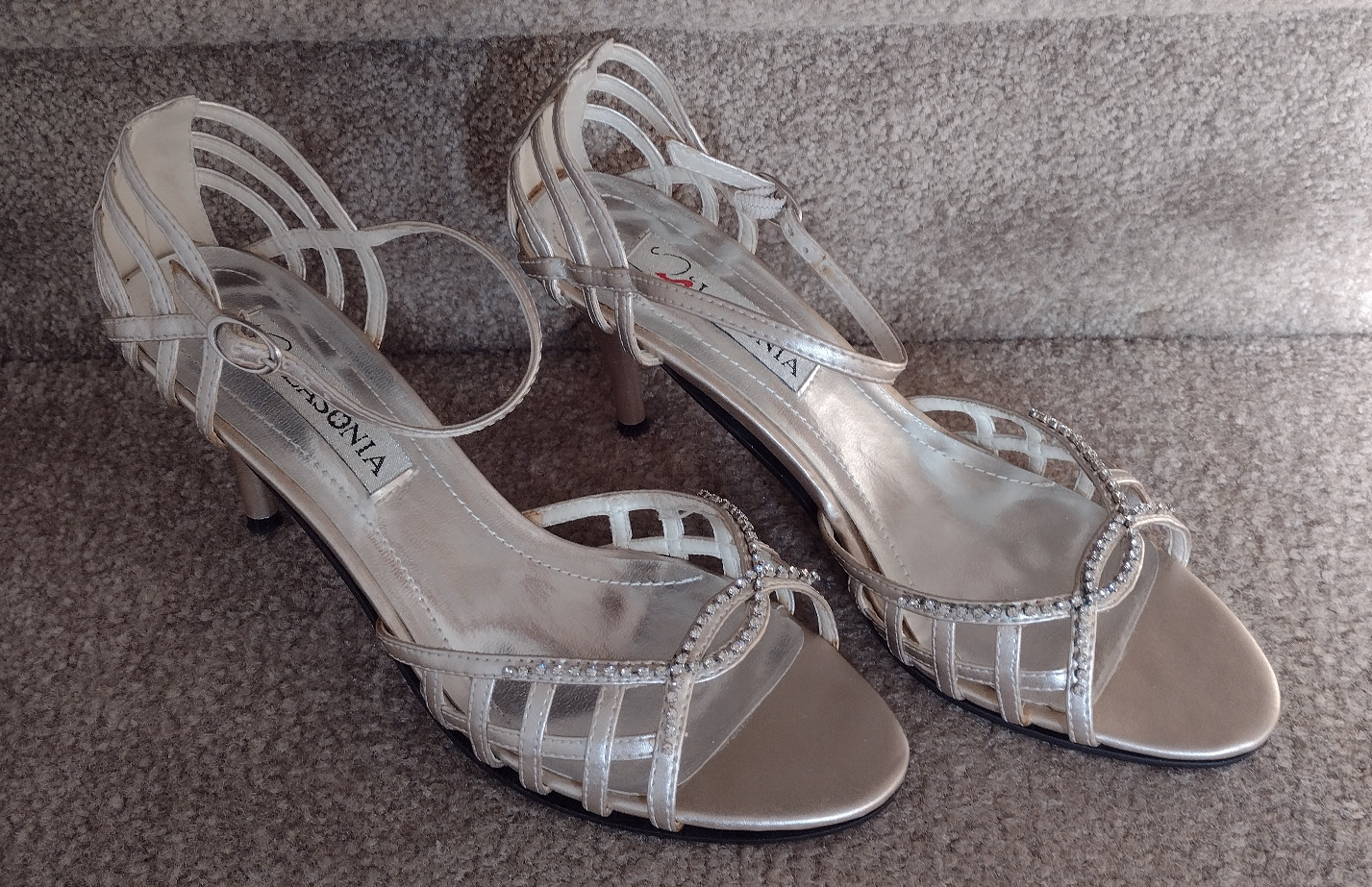 LADIES BEAUTIFUL STRAP HEELS  7.5M image indicator(2)