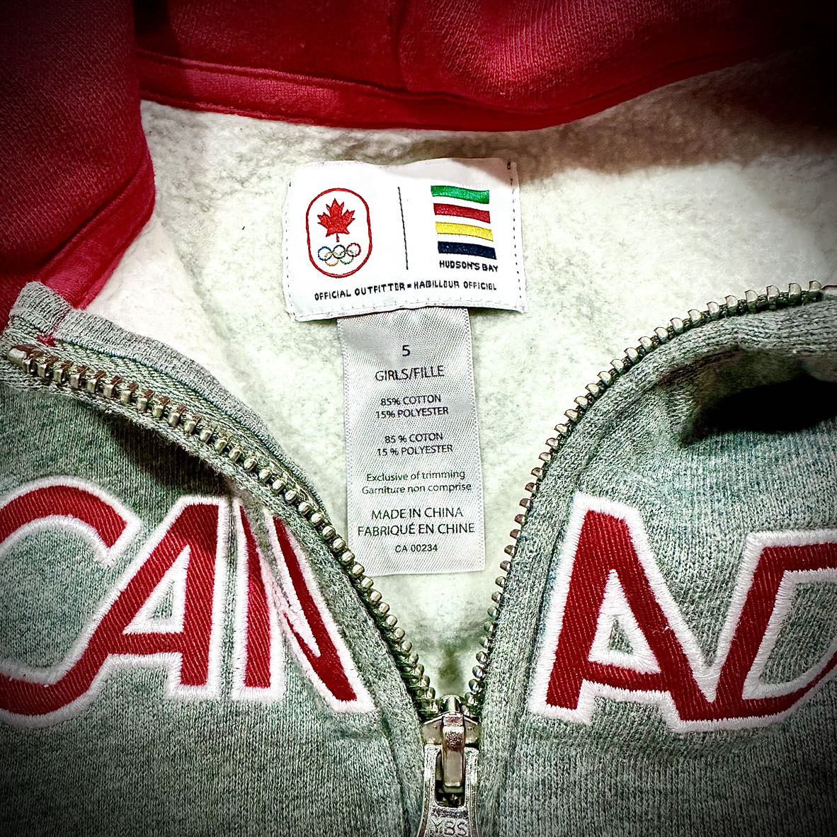 Hudson’s Bay Canada Kids Zip-Up Hoodie (size 5) - photo 2