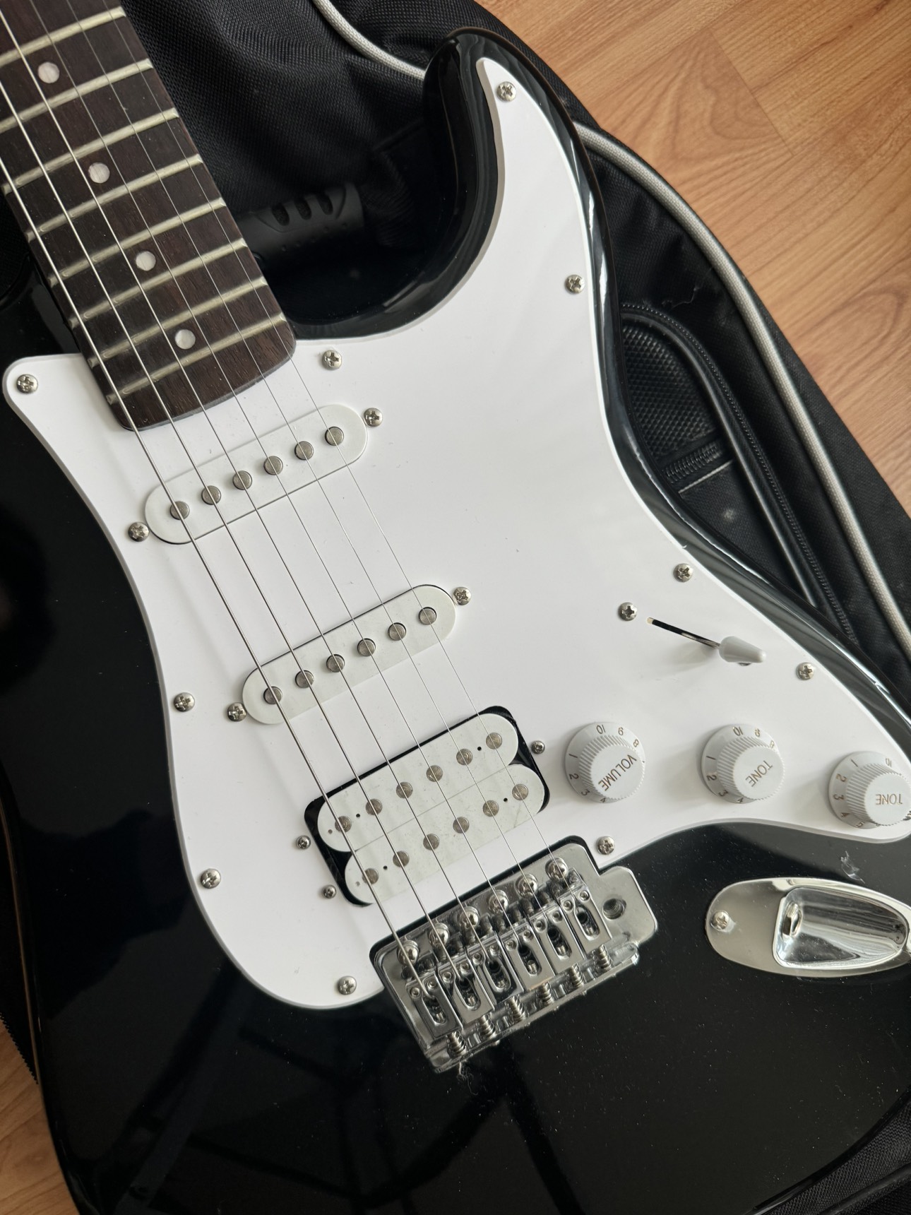 Squier by Fender bullet strat beginner electric guitar - photo 5