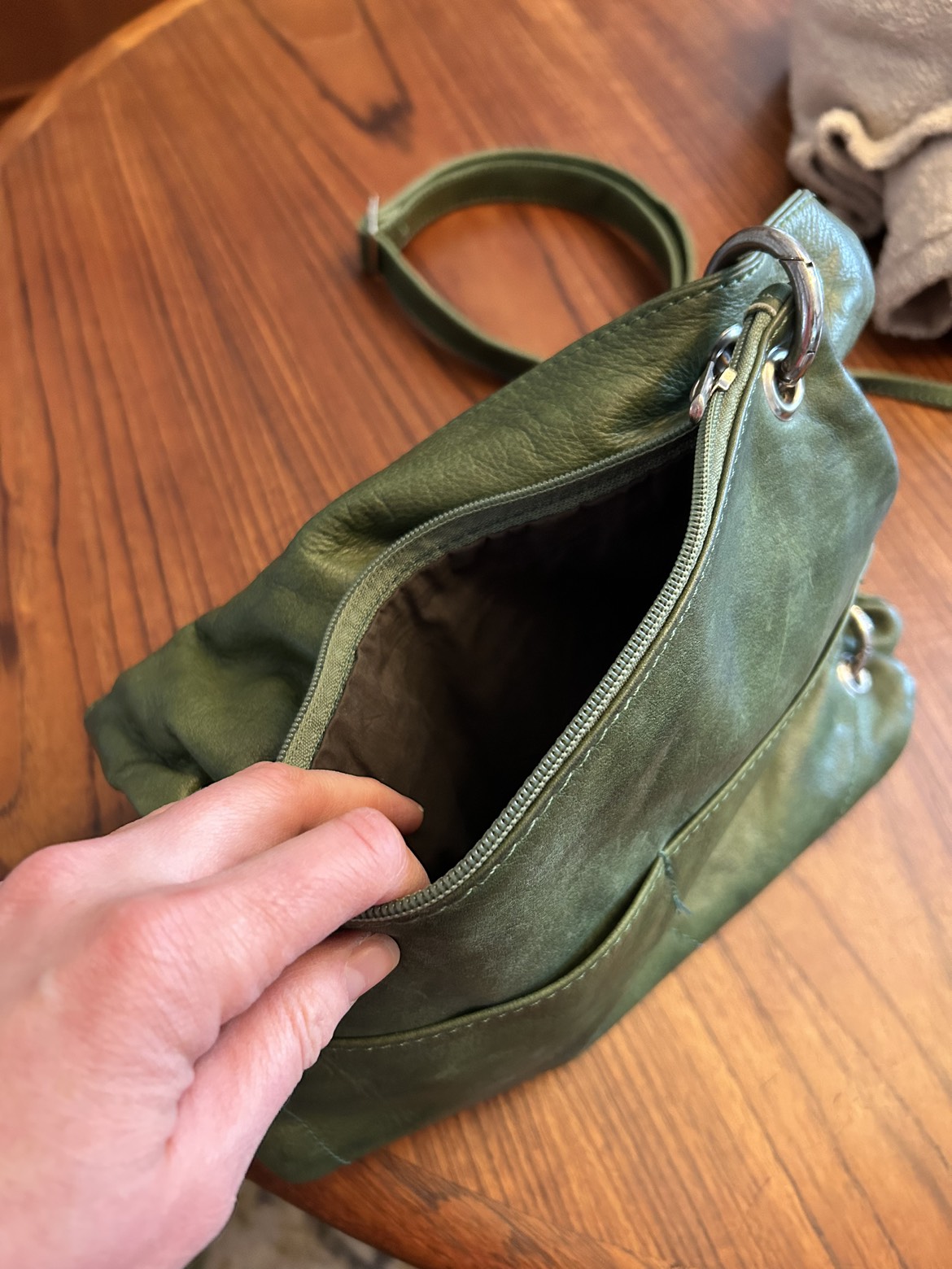 2 bags in 1! genuine Venetian leather image indicator(10)