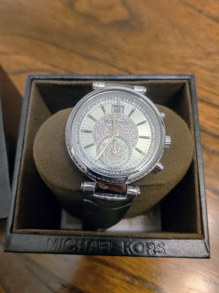 Stunning women's Michael kors leather watch image indicator(2)