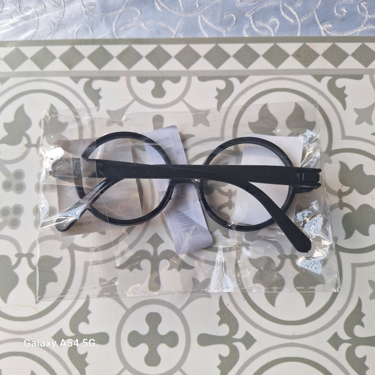 # Freecycle Lensless glasses(pets)^ ^ image indicator(4)
