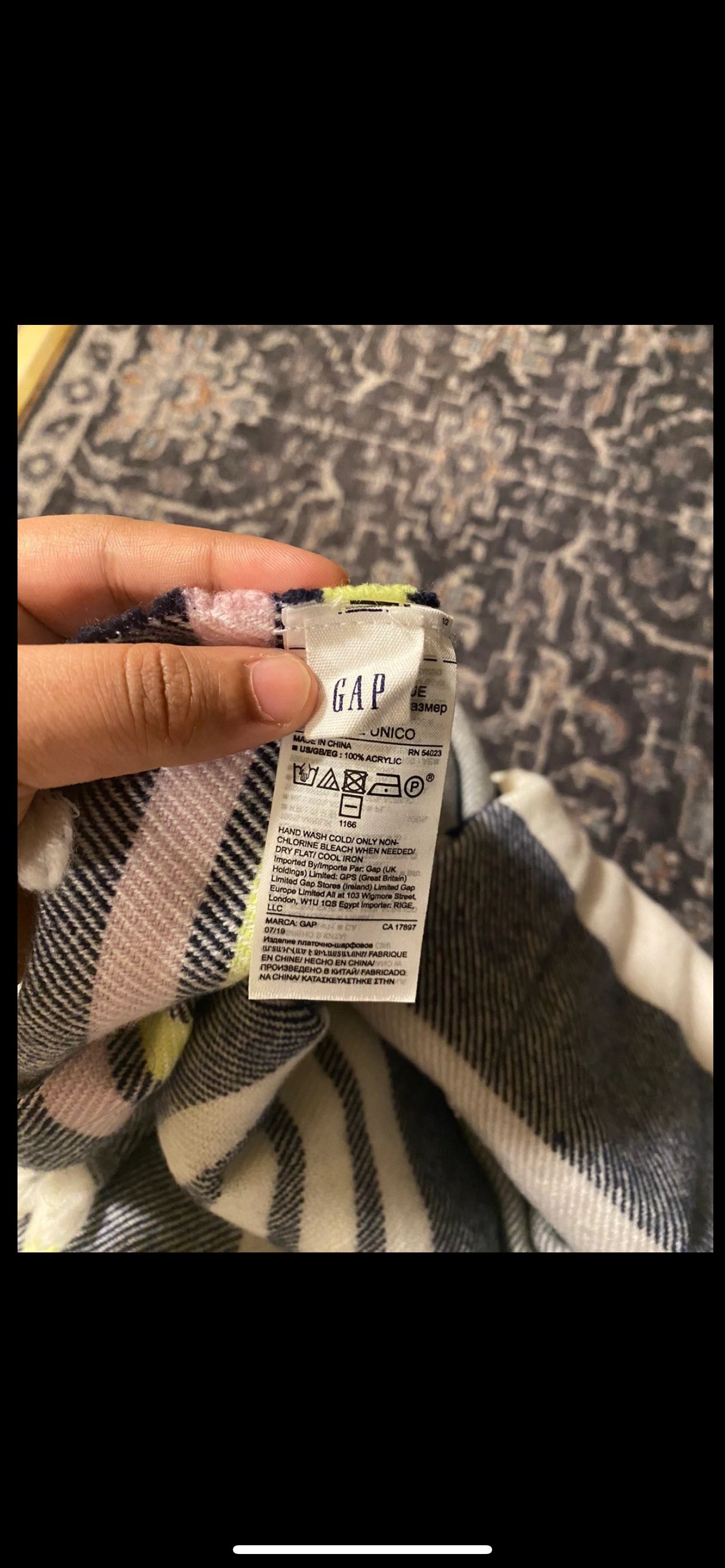 Unisex winter scarf from Gap 🥕 image indicator(4)