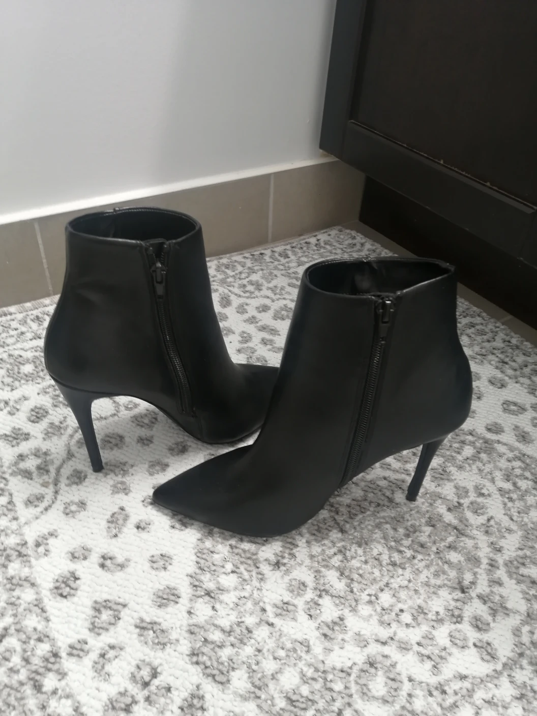 Black high heeled ankle boots image indicator(4)