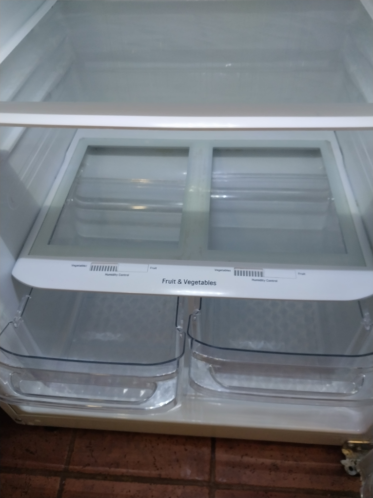 LG refrigerator.  excellent condition.  only 4 years old - photo 2