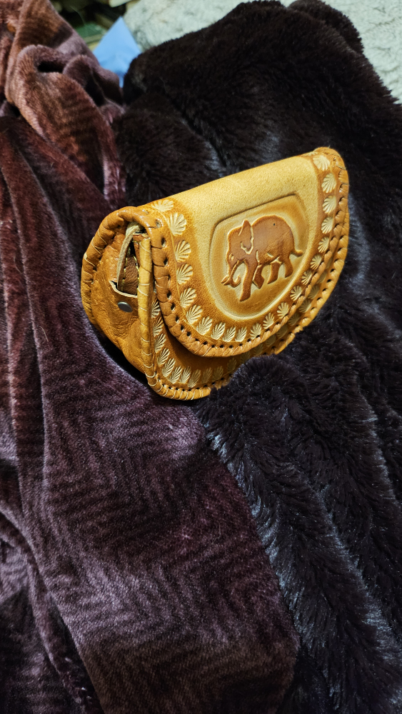 CROSSBODY LEATHER POUCH WITH LUCKY ELEPHANT image indicator(2)