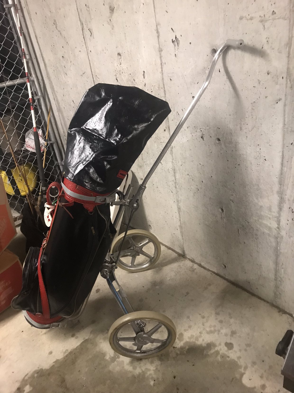 Dunlop caddy bag and cart with left handed clubs image indicator(2)
