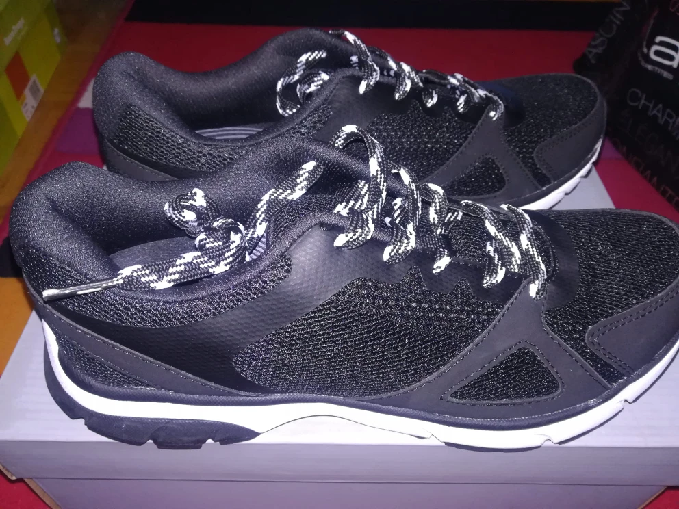 NEW Women's Vionic sneaker , size 10 image indicator(3)