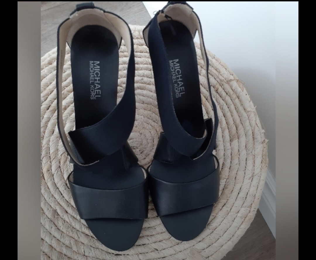 Size 9.5 Michael Kors Leather Sandal - photo 5