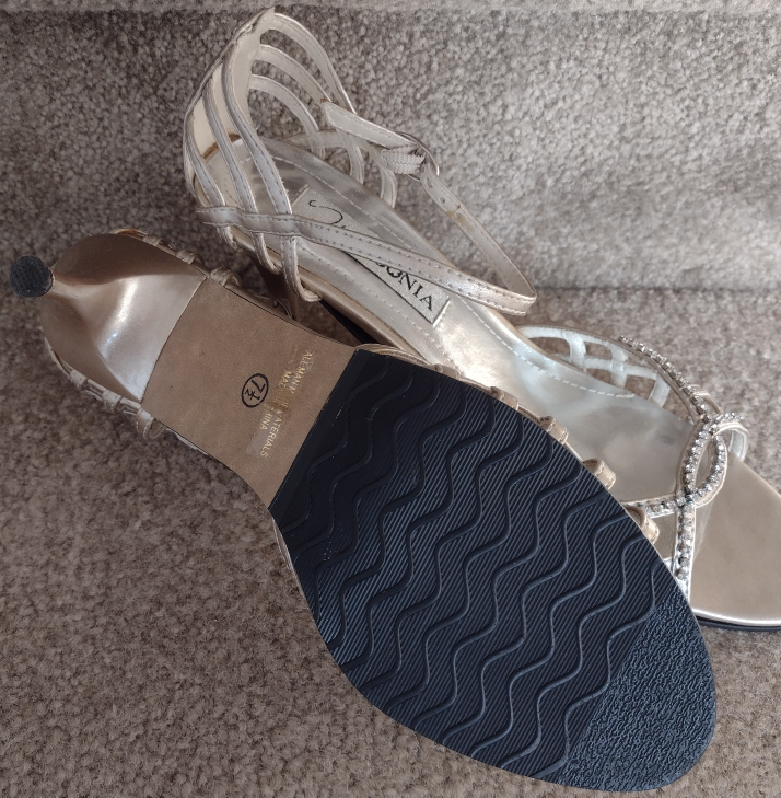 LADIES BEAUTIFUL STRAP HEELS  7.5M image indicator(5)