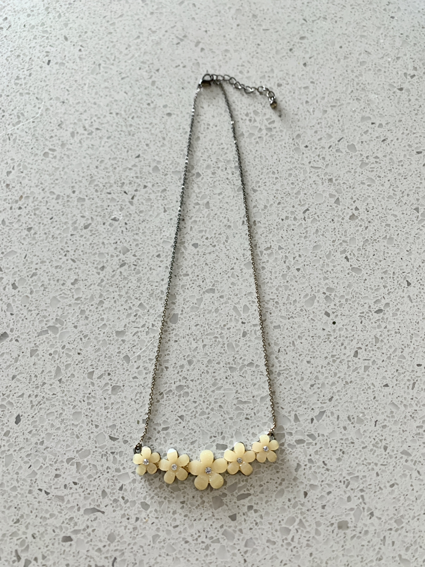 ‼️MOVING SALE‼️ cute bundled floral necklace by Simon’s image indicator(2)
