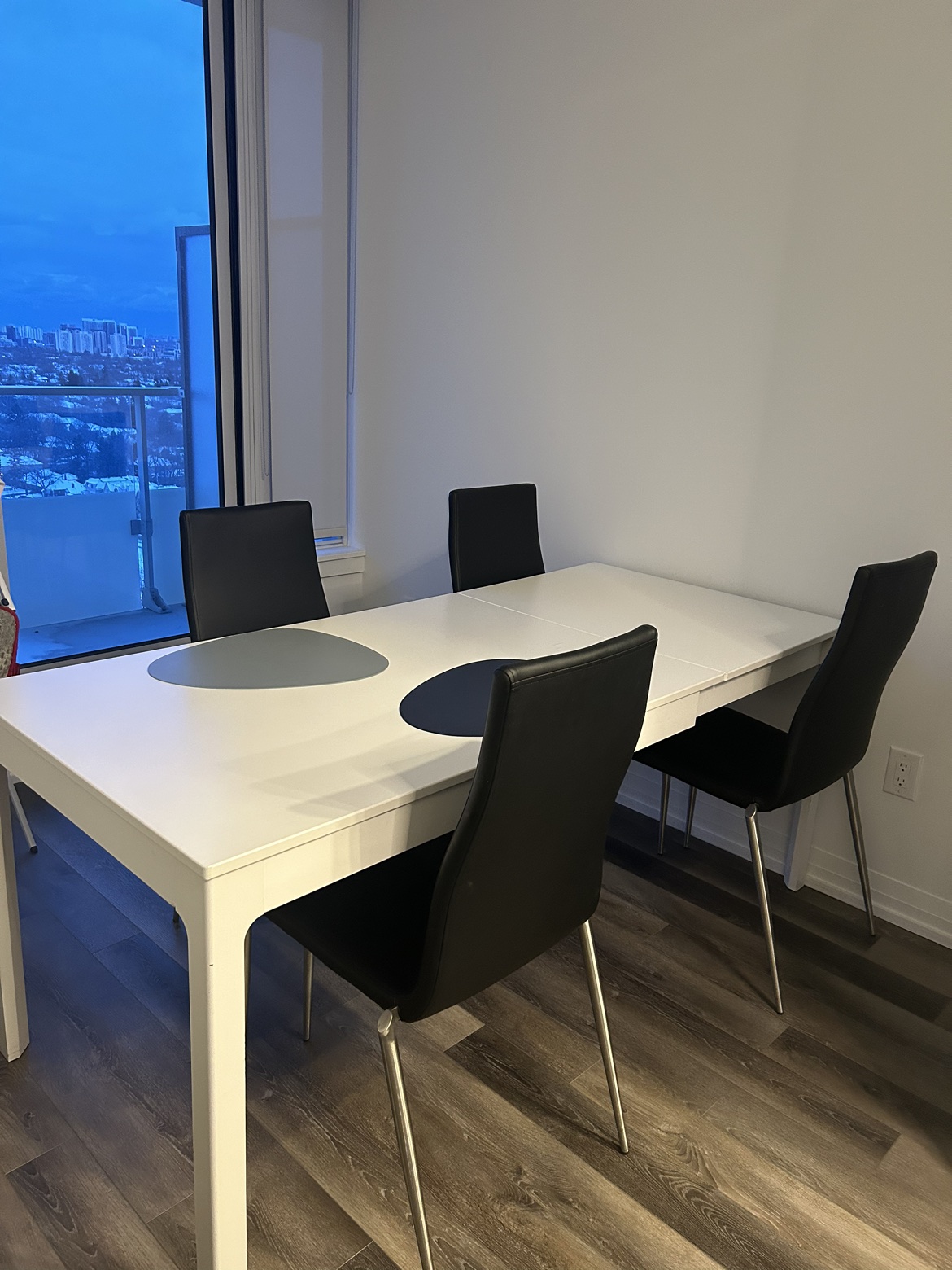 Extendable dining table