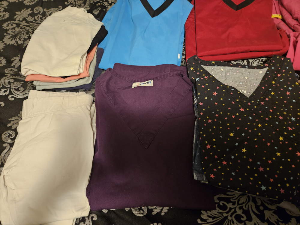 FREE scrubs, sleeveless and leggings - photo 4