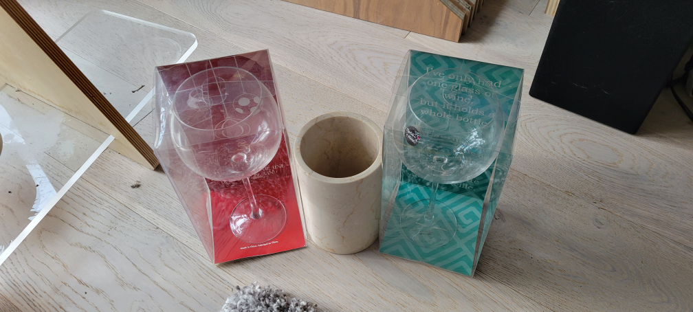 2x 1 Liter novelty (*maybe) Wine Glasses and Marble Cooler - New thumbnail
